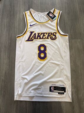 Nike Kobe Bryant #8 Los Angeles Lakers Authentic Jersey DM5911-102 Men’s Size 40